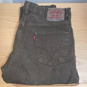 Dark green almost brown Levi’s relaxed fit jeans Perfect earth tone jeans. 🪴🧸